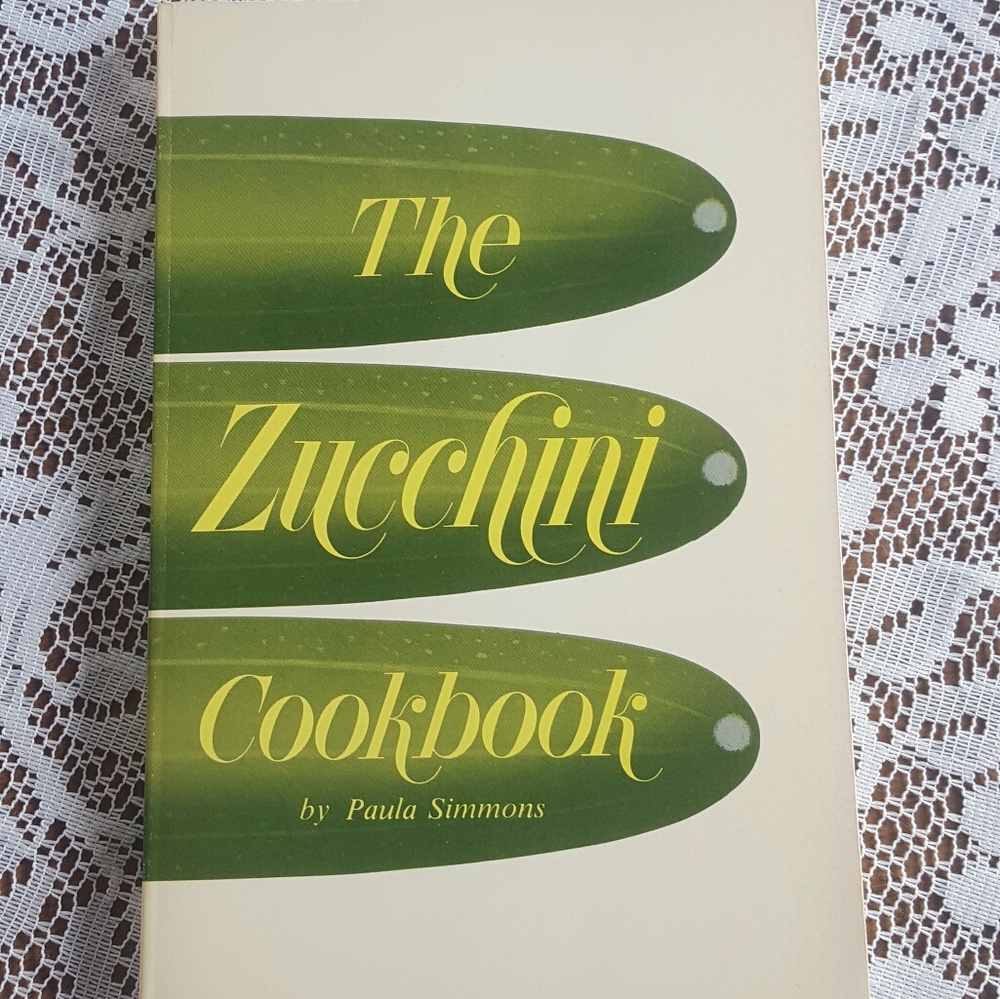 THE ZUCCHINI COOKBOOK - VINTAGE PAPERBACK COOKBOOK